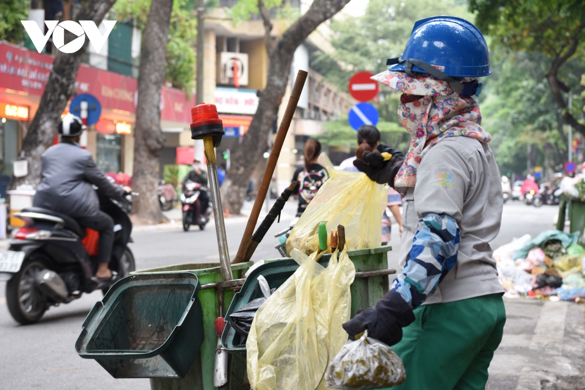 ha noi ngap rac khi dan chan xe vao bai rac nam son hinh anh 7