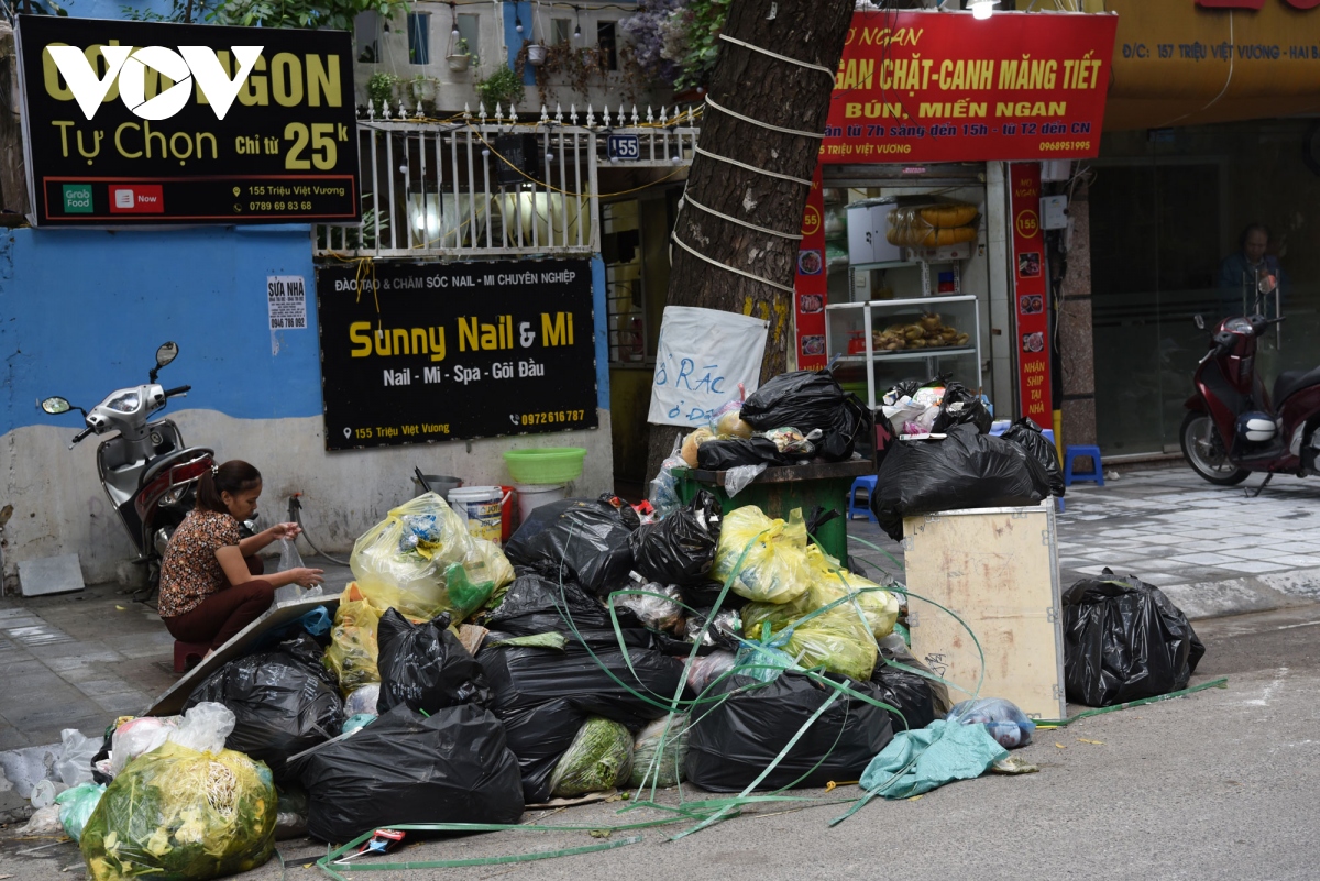 ha noi ngap rac khi dan chan xe vao bai rac nam son hinh anh 11