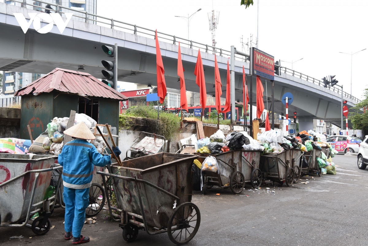 ha noi ngap rac khi dan chan xe vao bai rac nam son hinh anh 14