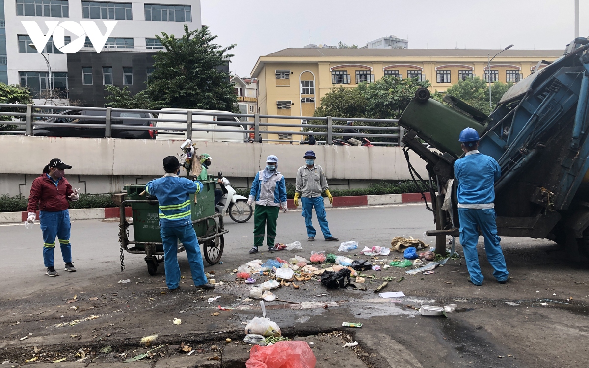 ha noi ngap rac khi dan chan xe vao bai rac nam son hinh anh 17