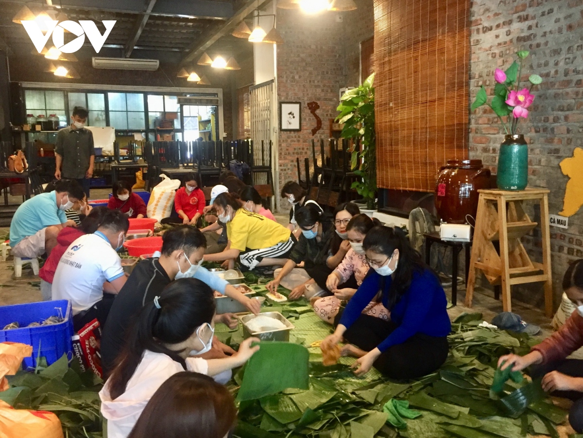 Người dân Đà Nẵng, Quảng Nam gói bánh, muối thịt, rang lạc gửi bà con vùng lũ