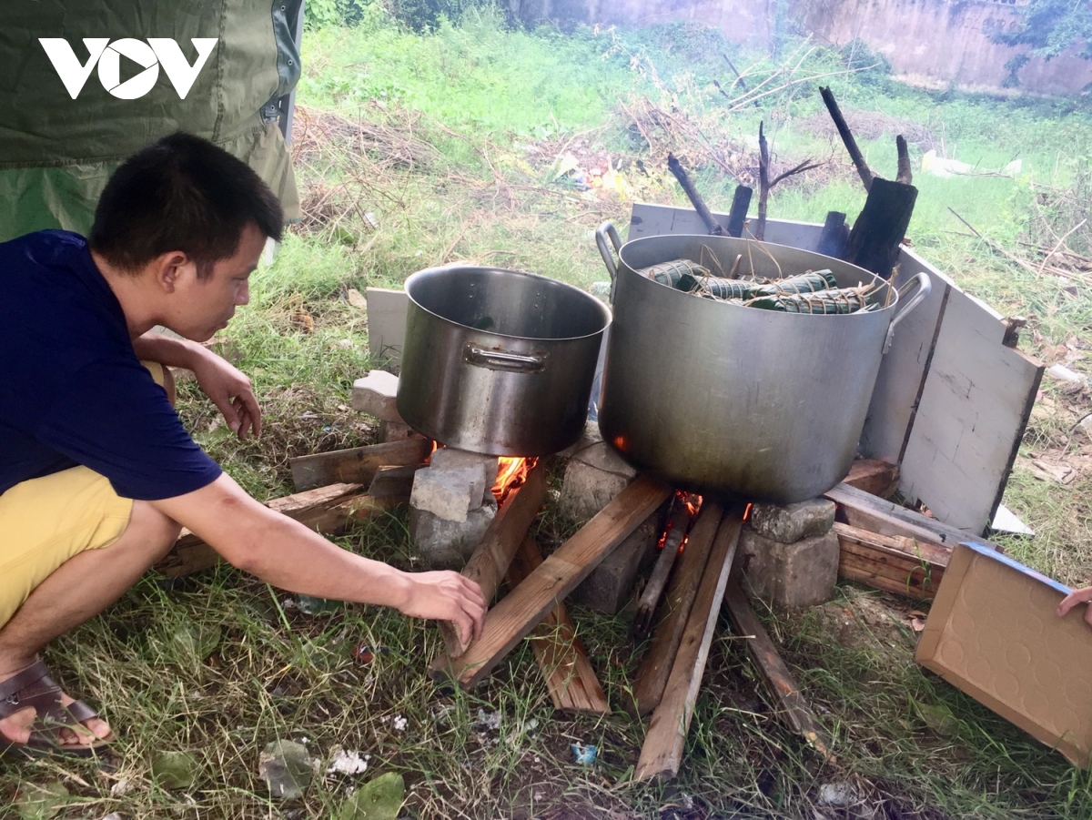 nguoi dan Da nang, quang nam goi banh, muoi thit, rang lac gui ba con vung lu hinh anh 3