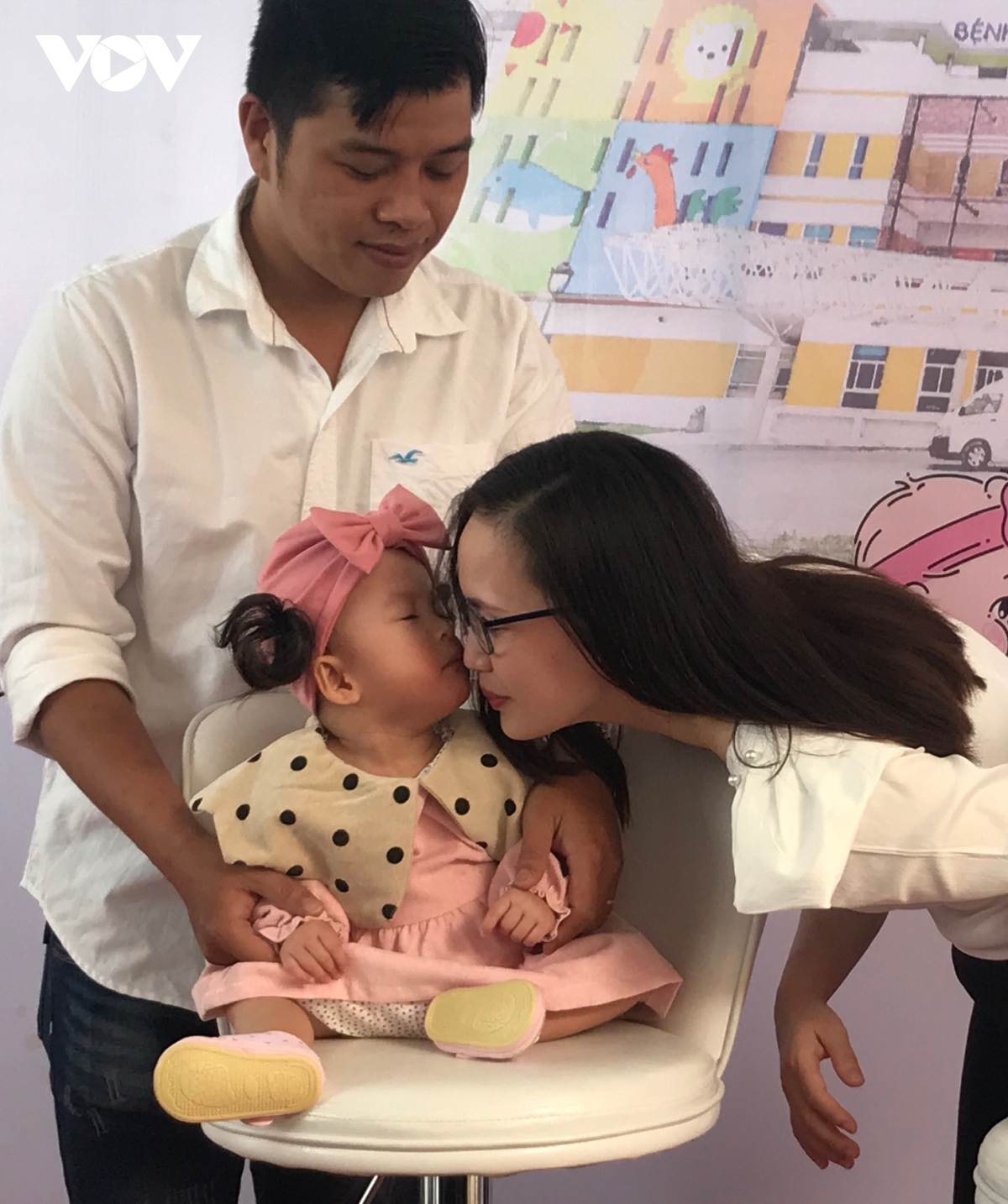 xúc động và ấp áp tình yêu thương trong khoảnh khắc song nhi xuất viện hình ảnh 1 xuc dong va ap ap tinh yeu thuong trong khoanh khac song nhi xuat vien hinh anh 1