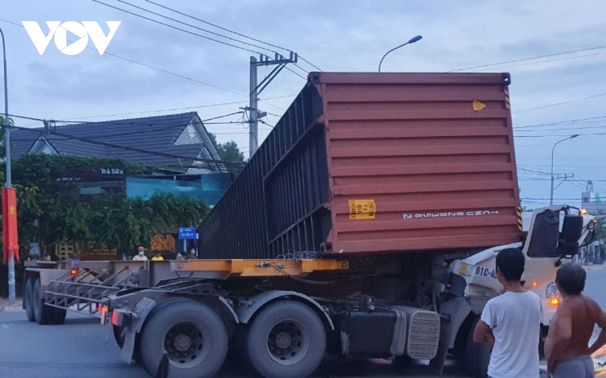 thung container lat de len cabin khien tai xe tu vong hinh anh 1