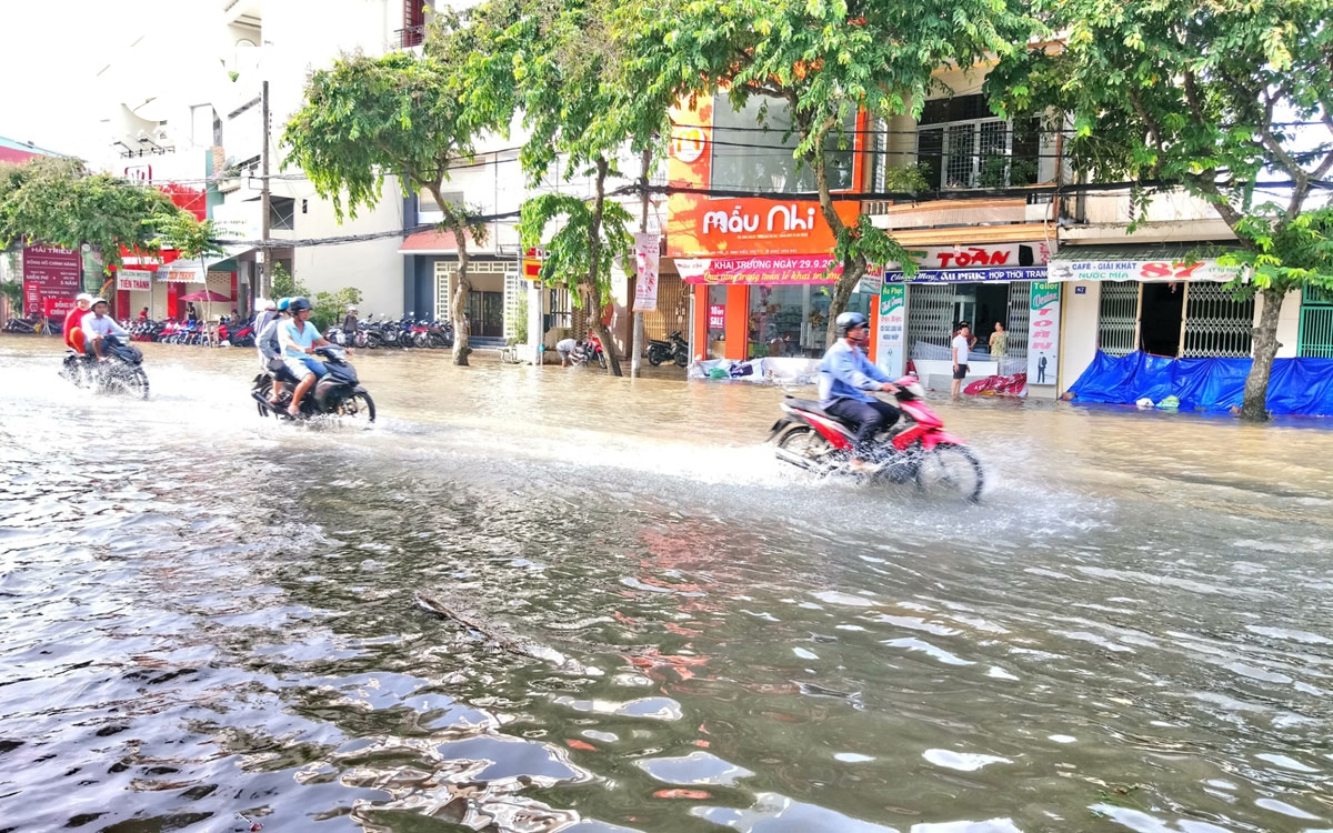 Nhiều giải pháp bảo đảm trật tự ATGT khi triều cường dâng cao ở Cần Thơ