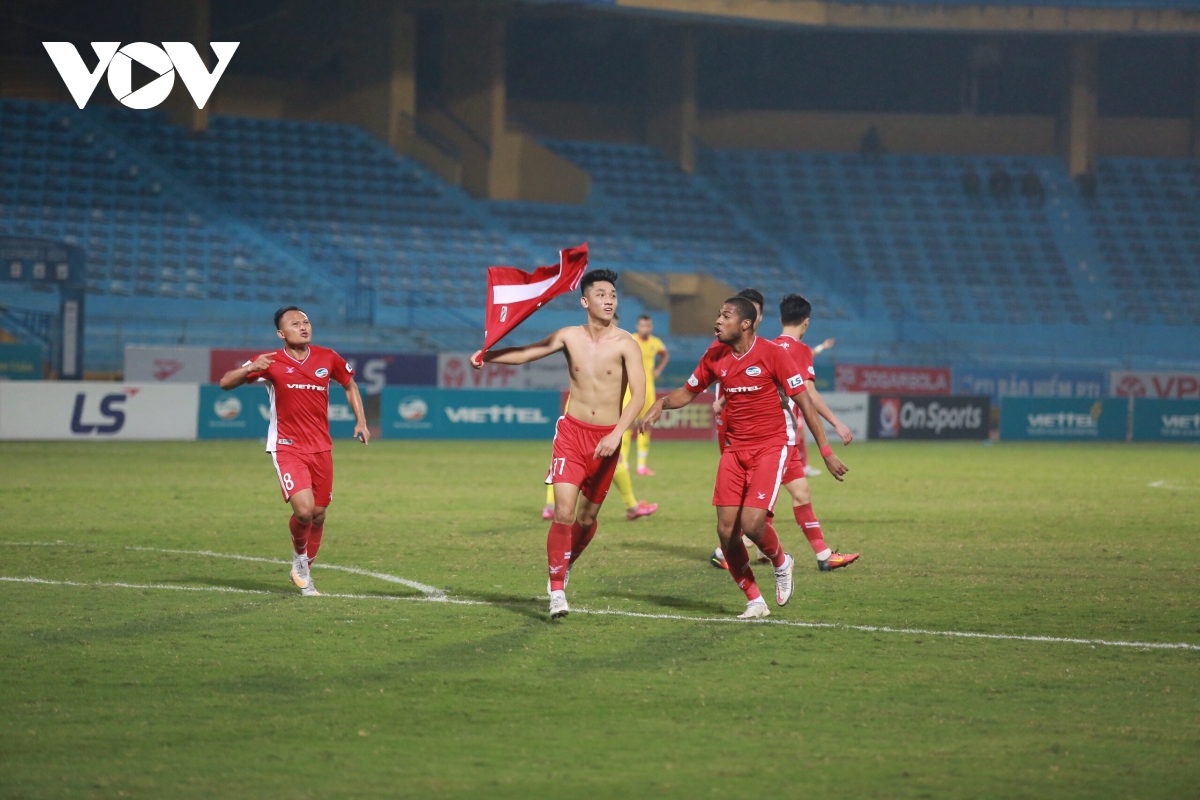 nguoi hung cua viettel bi treo gio o tran gap ha noi fc vi coi ao an mung hinh anh 1