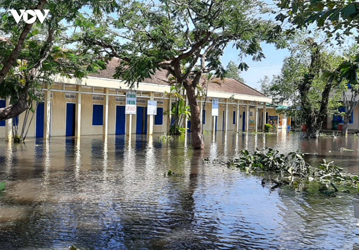 Học sinh ở Quảng Ngãi rất khó đi học đúng lịch vì trường hư hỏng nặng