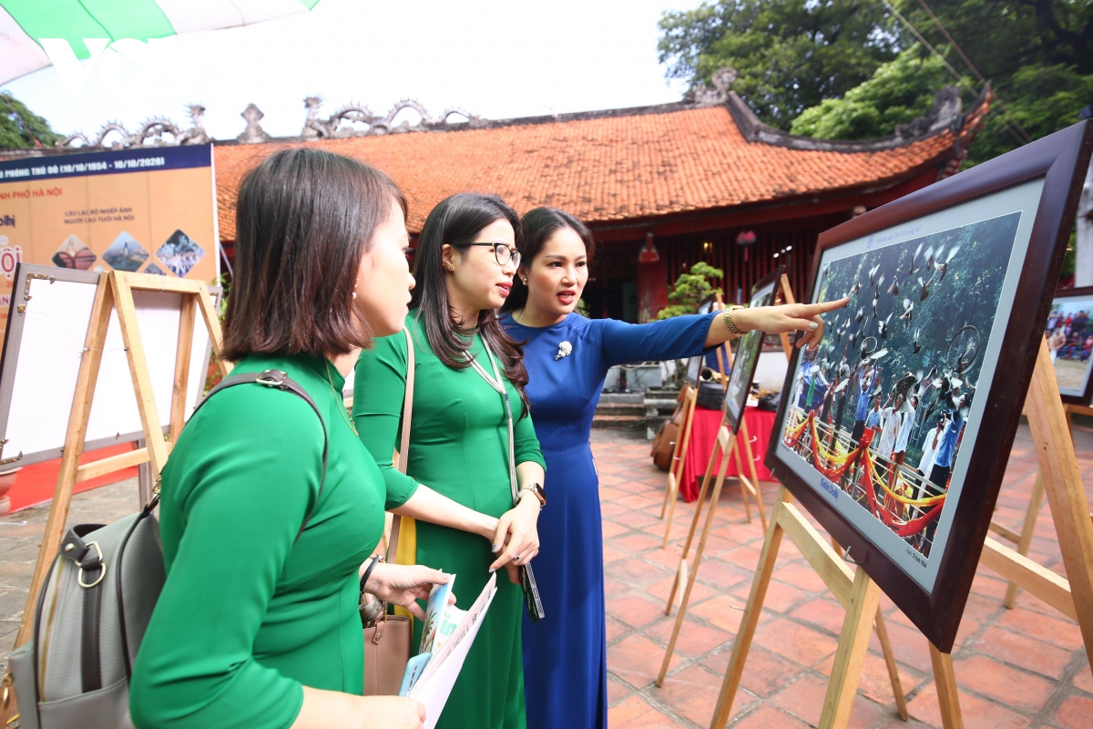 trien lam anh ha noi trong toi nam 2020 co mot ha noi muon sac mau hinh anh 1