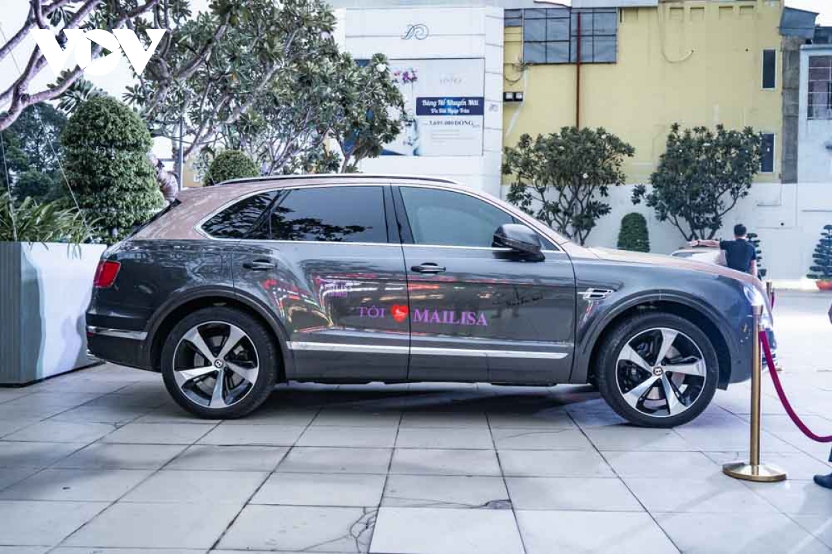 can canh bentley bentayga v8 phien ban ky niem 100 nam gia gan 20 ty dong tai sai gon hinh anh 3