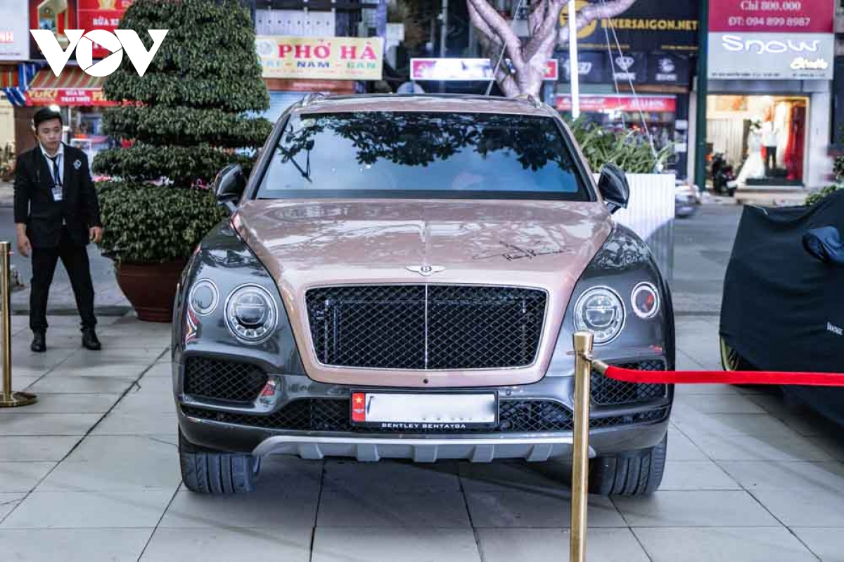 can canh bentley bentayga v8 phien ban ky niem 100 nam gia gan 20 ty dong tai sai gon hinh anh 2