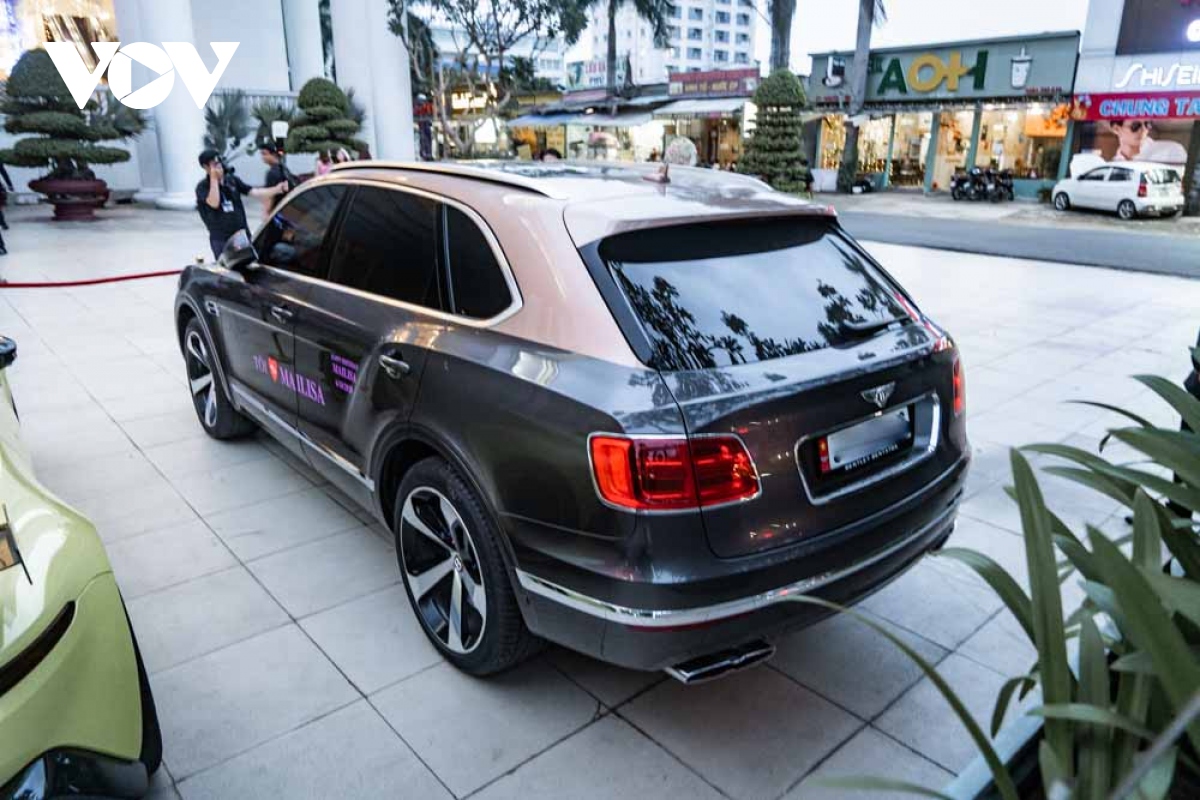 can canh bentley bentayga v8 phien ban ky niem 100 nam gia gan 20 ty dong tai sai gon hinh anh 9