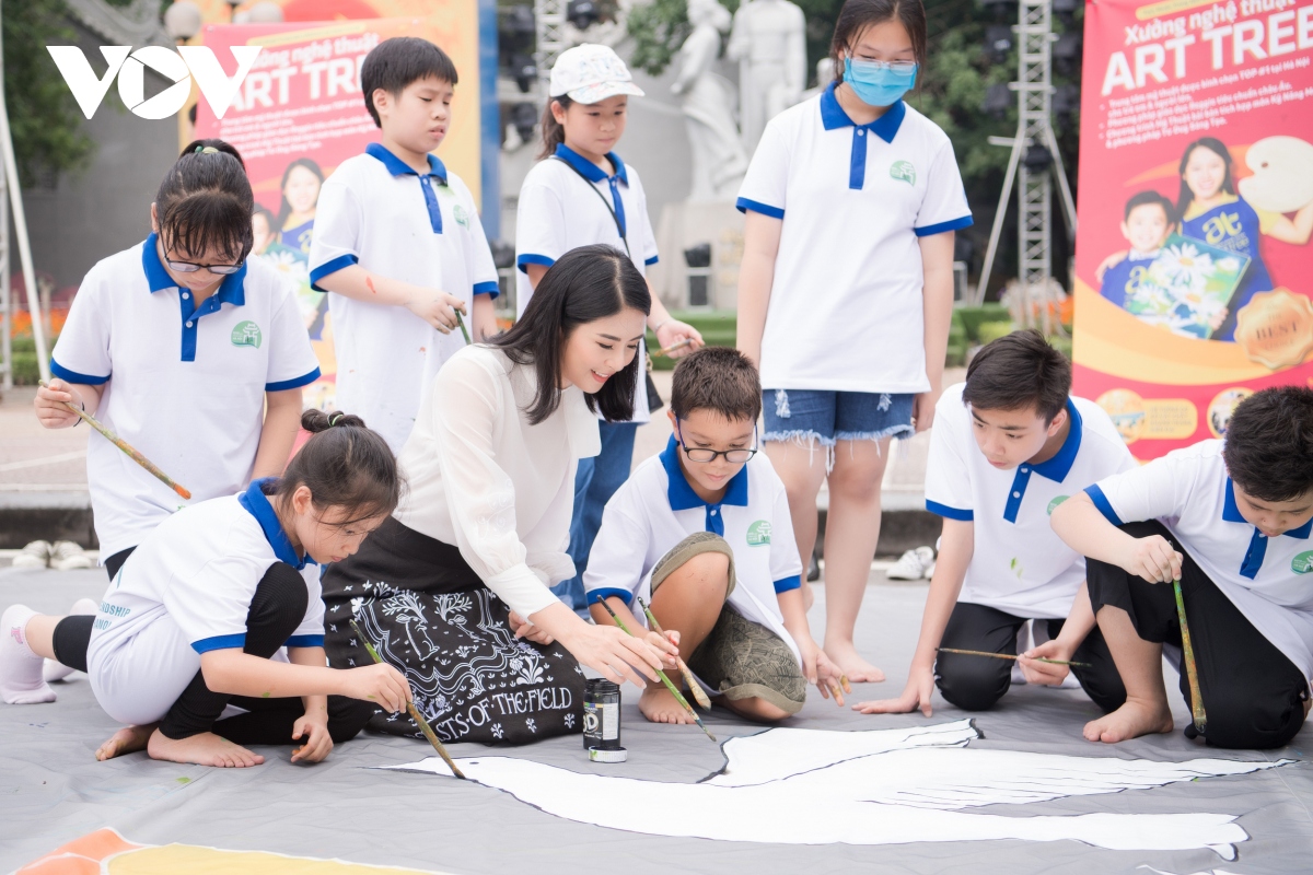 ngoc han dap xe quanh ho guom quang ba cho thu do ha noi hinh anh 9