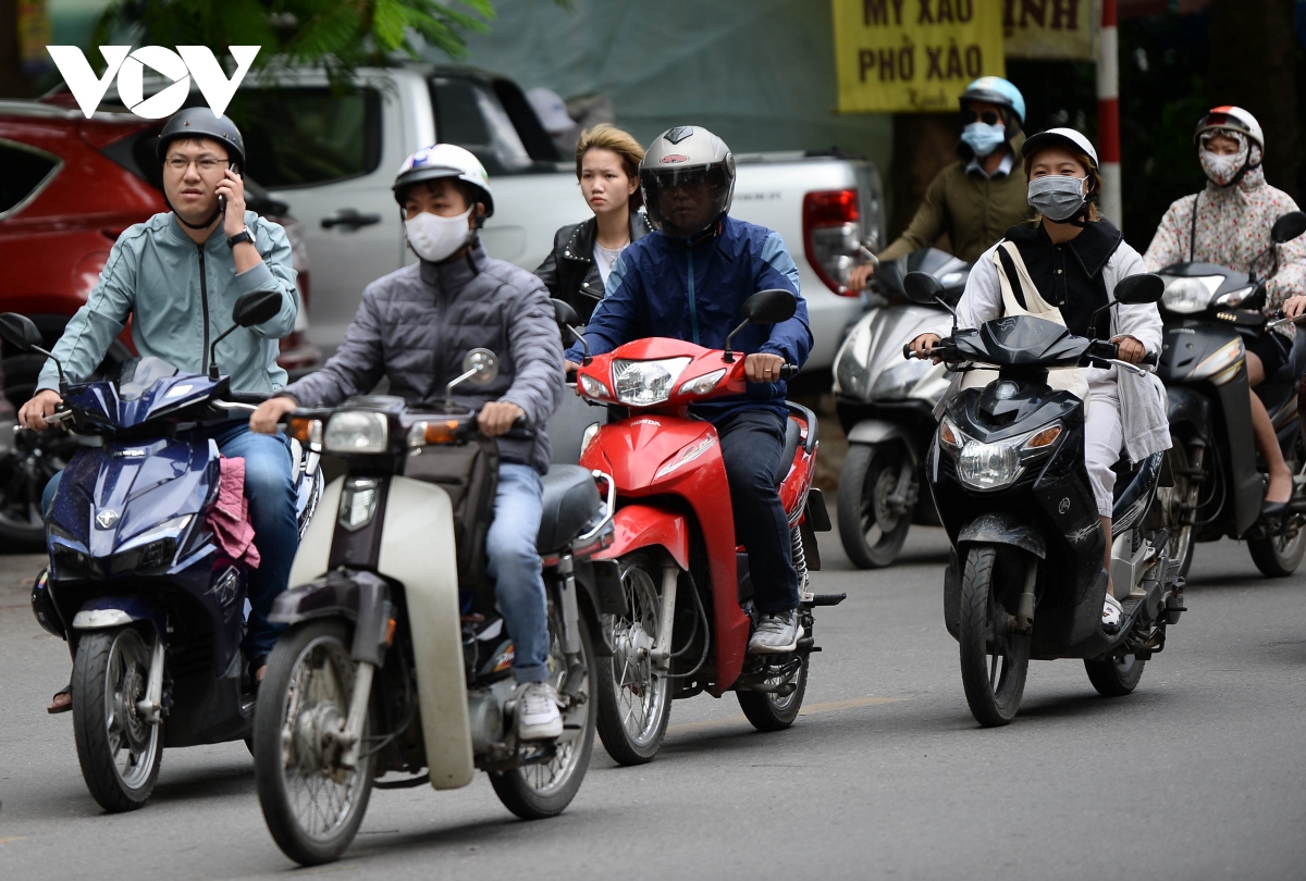 nguoi ha noi mac them ao am xuong pho khi tiet troi tro lanh hinh anh 3