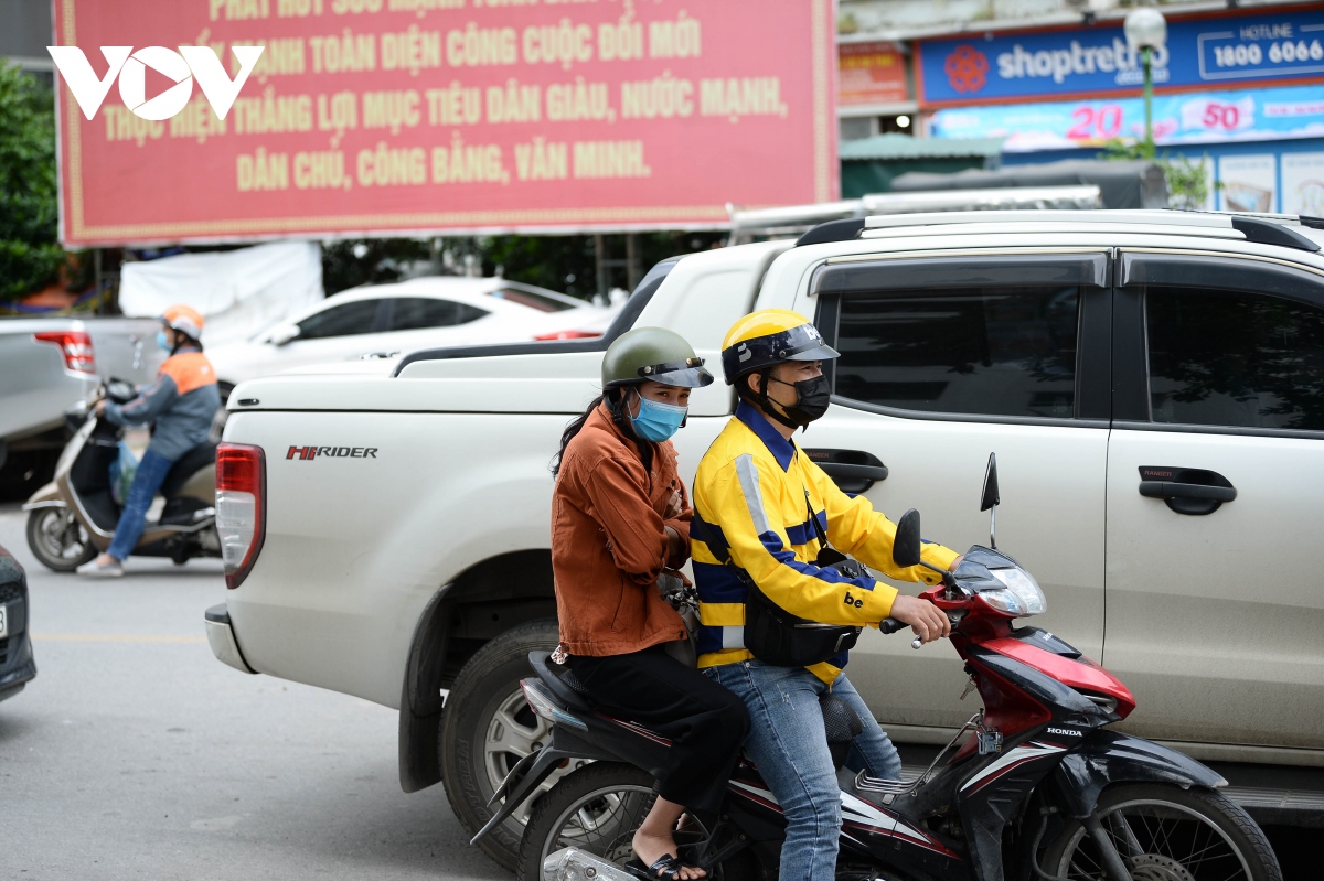 Người Hà Nội mặc thêm áo ấm xuống phố khi tiết trời trở lạnh