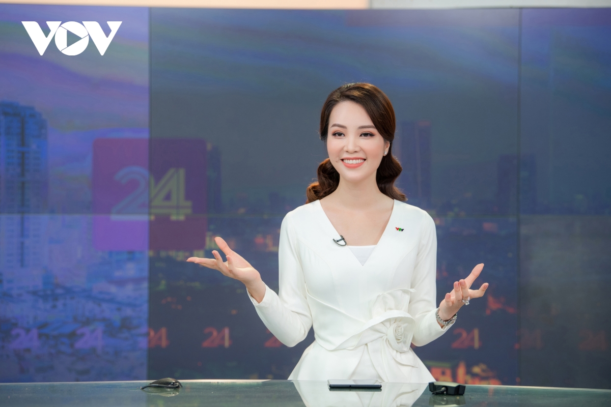 Á hậu thụy vân lên sóng đập tan tin đồn nghỉ việc ở vtv hình ảnh 6 A hau thuy van len song dap tan tin don nghi viec o vtv hinh anh 6