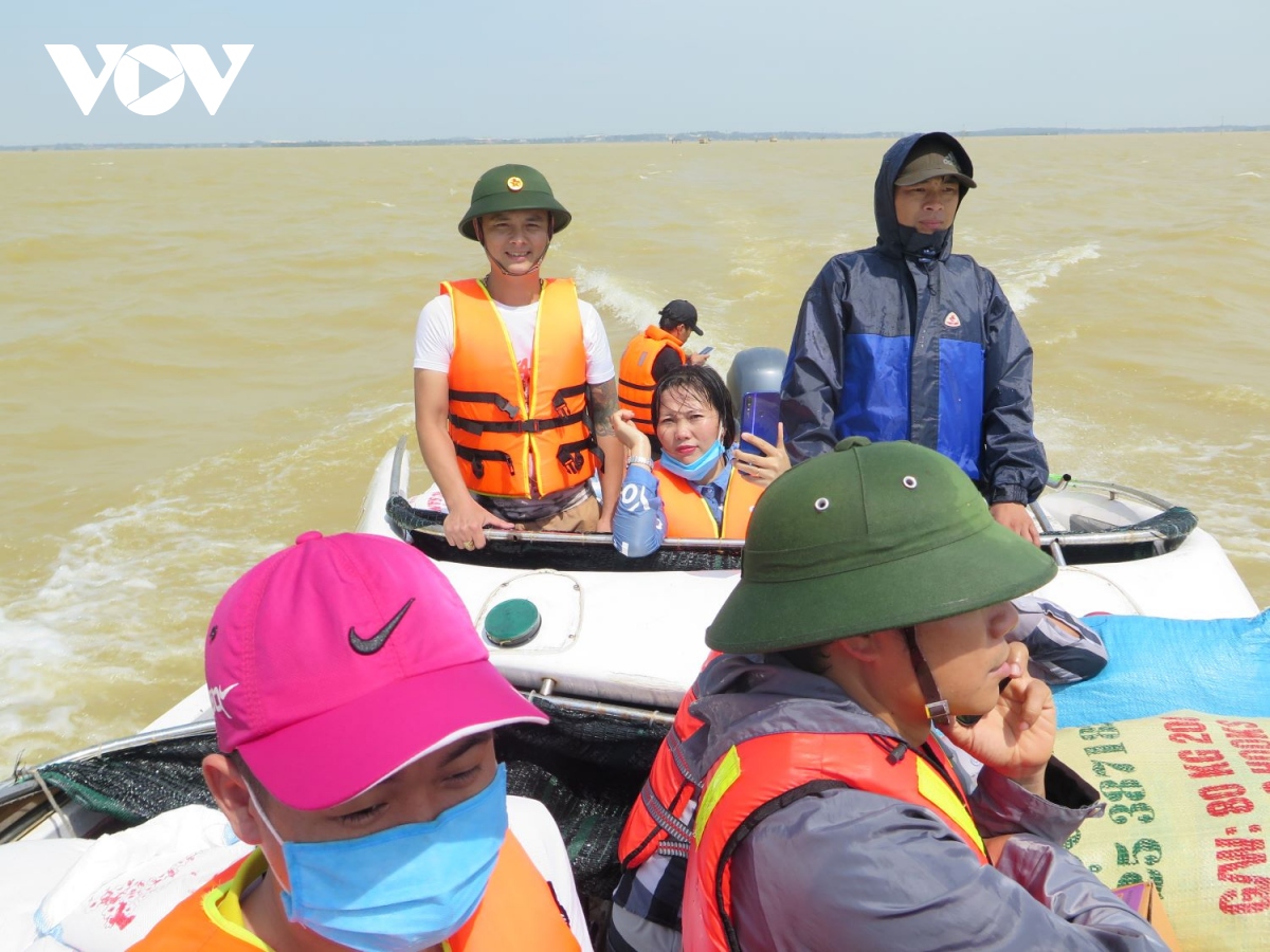 cứu trợ khẩn cấp vùng bị lũ chia cắt ở quảng bình hình ảnh 1 cuu tro khan cap vung bi lu chia cat o quang binh hinh anh 1