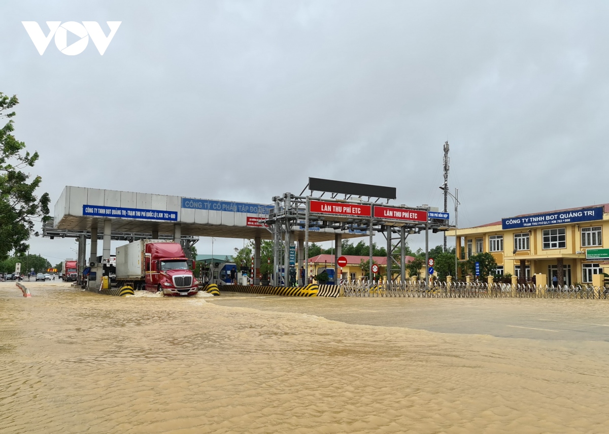 nước lũ tràn qua quốc lộ 1a, bot ở quảng trị phải xả trạm hình ảnh 1 nuoc lu tran qua quoc lo 1a, bot o quang tri phai xa tram hinh anh 1