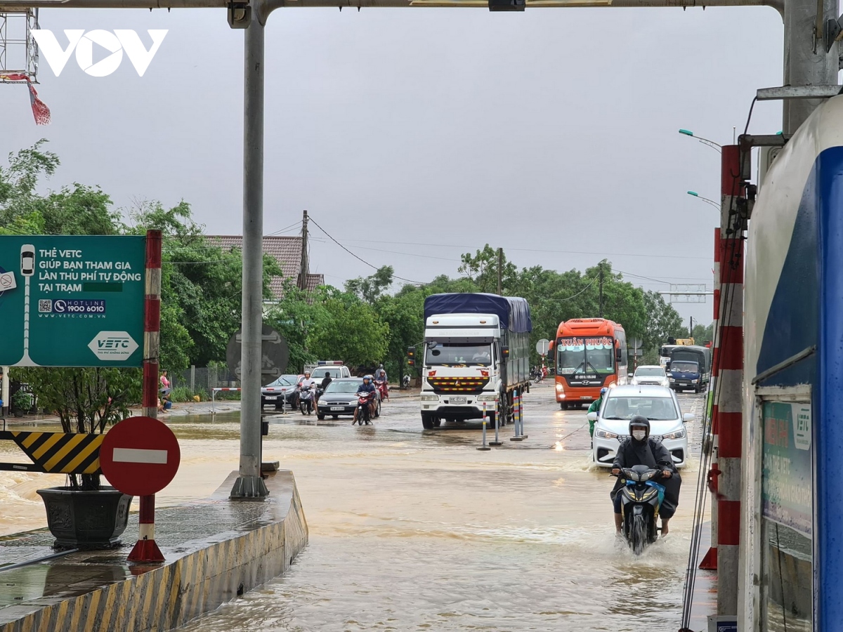 nước lũ tràn qua quốc lộ 1a, bot ở quảng trị phải xả trạm hình ảnh 2 nuoc lu tran qua quoc lo 1a, bot o quang tri phai xa tram hinh anh 2
