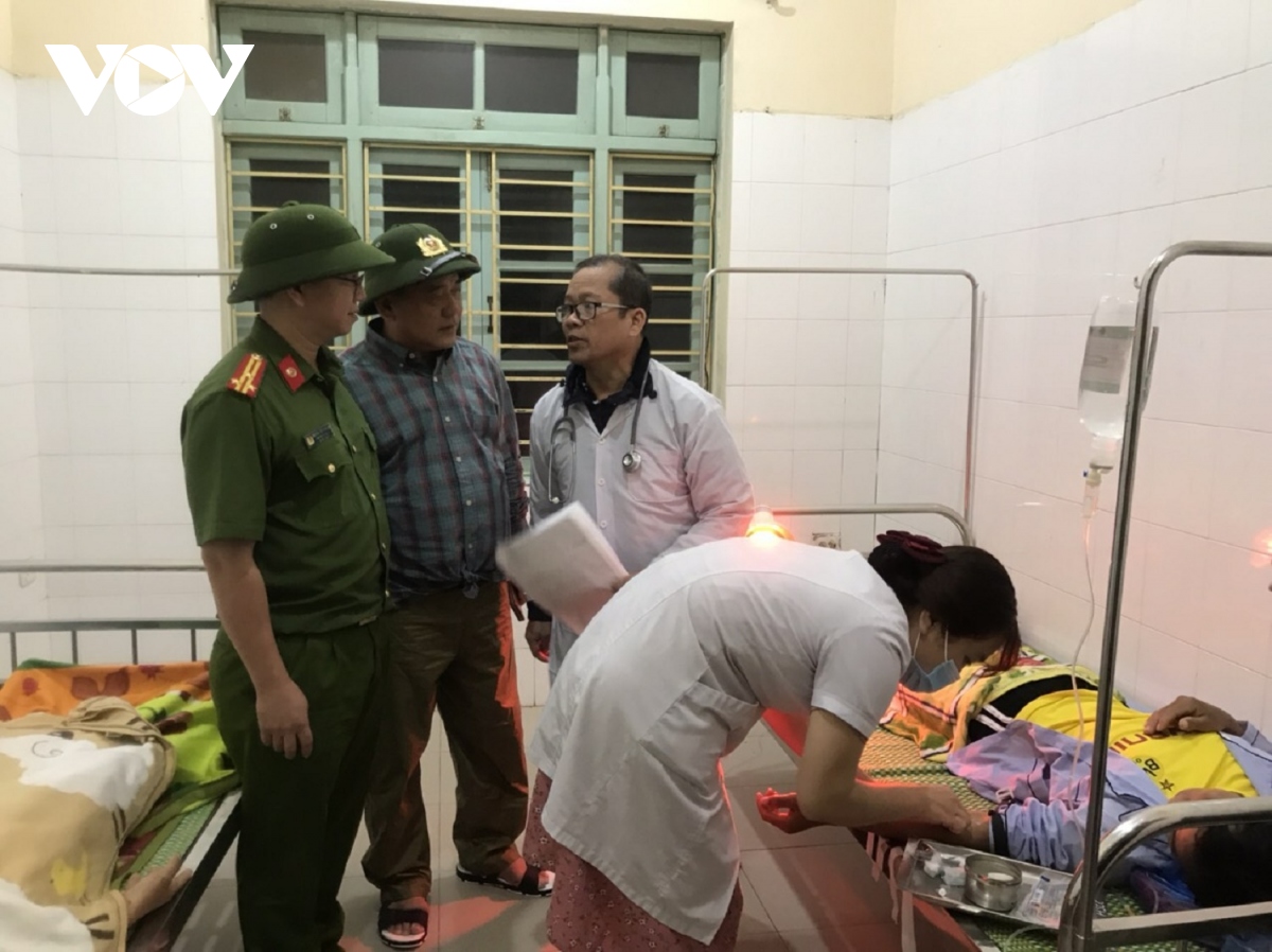Tiếp cận được khu vực Thủy điện Rào Trăng 4, đưa 5 công nhân đi cấp cứu