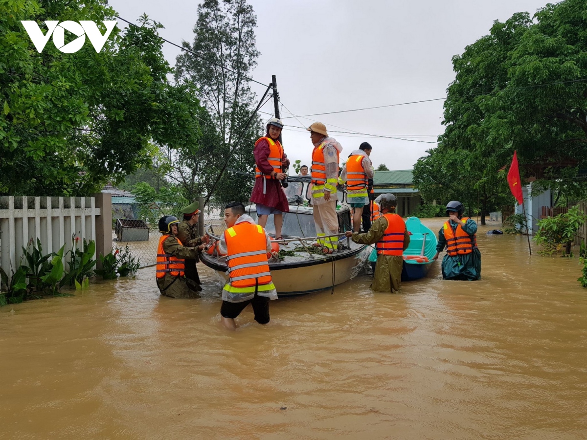 nước lũ tràn qua quốc lộ 1a, bot ở quảng trị phải xả trạm hình ảnh 4 nuoc lu tran qua quoc lo 1a, bot o quang tri phai xa tram hinh anh 4