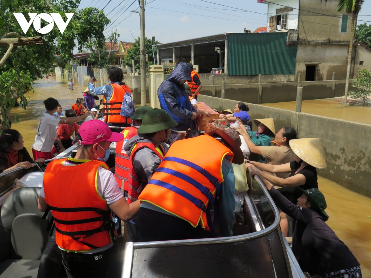 cứu trợ khẩn cấp vùng bị lũ chia cắt ở quảng bình hình ảnh 3 cuu tro khan cap vung bi lu chia cat o quang binh hinh anh 3