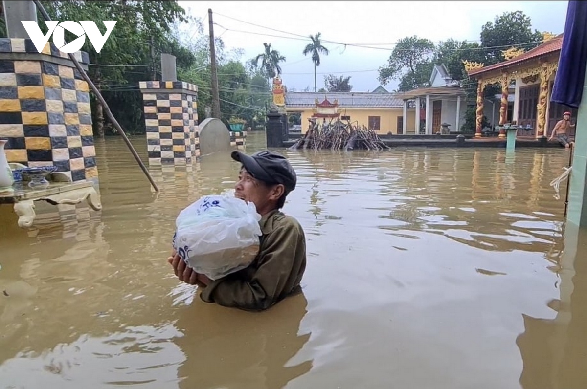 quang tri khong de nguoi dan bi co lap, bi doi giua dong nuoc lu hinh anh 1