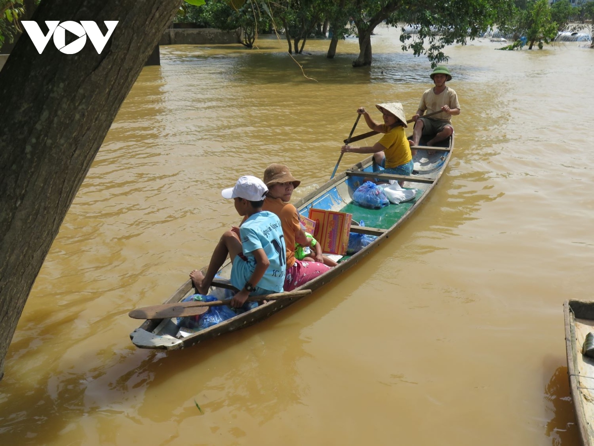 cứu trợ khẩn cấp vùng bị lũ chia cắt ở quảng bình hình ảnh 4 cuu tro khan cap vung bi lu chia cat o quang binh hinh anh 4