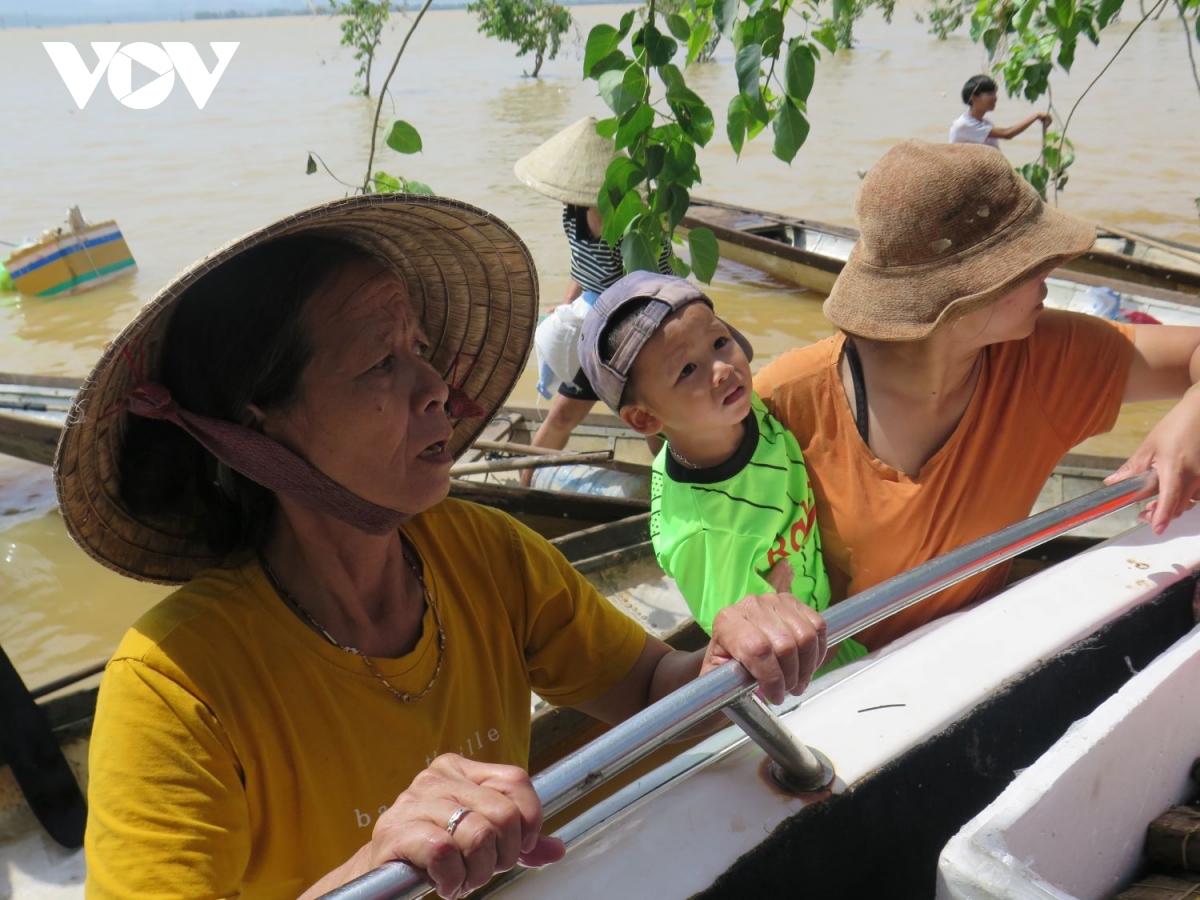 cứu trợ khẩn cấp vùng bị lũ chia cắt ở quảng bình hình ảnh 9 cuu tro khan cap vung bi lu chia cat o quang binh hinh anh 9