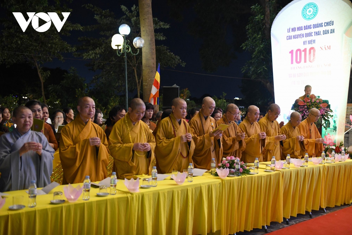 chua tran quoc lung linh trong dem hoi hoa dang quang chieu hinh anh 2