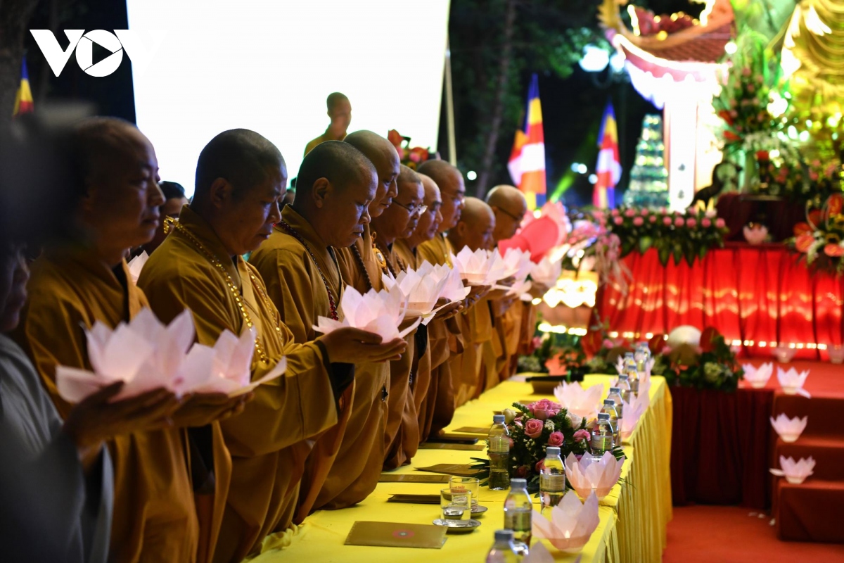 chua tran quoc lung linh trong dem hoi hoa dang quang chieu hinh anh 9