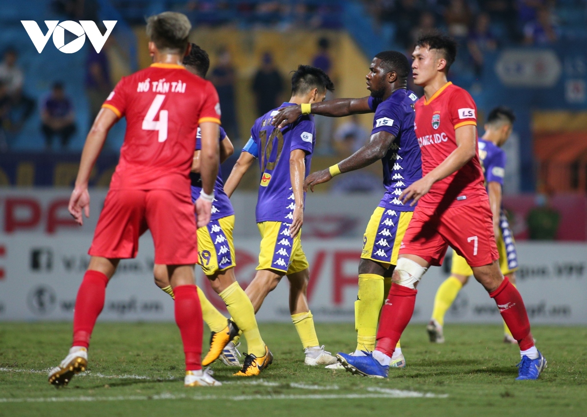 quang hai ghi sieu pham, ha noi fc len ngoi dau v-league 2020 hinh anh 16