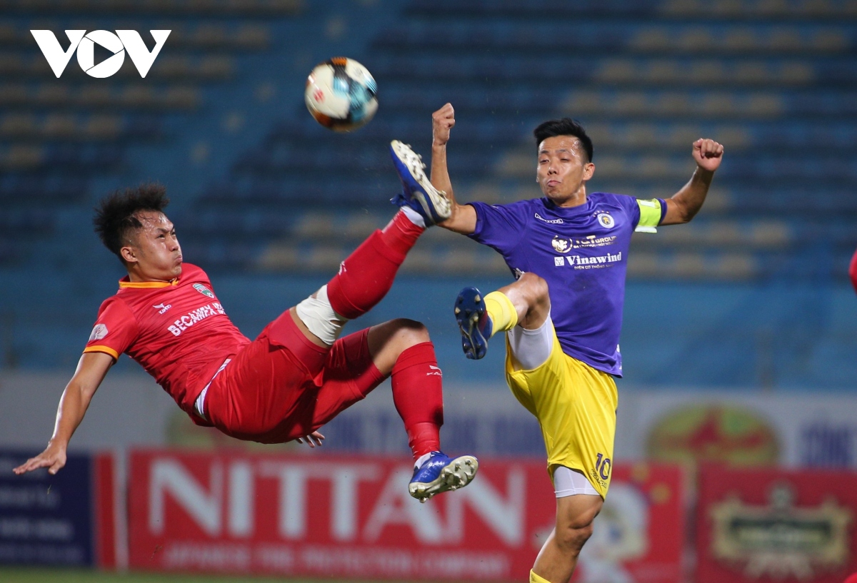 quang hai ghi sieu pham, ha noi fc len ngoi dau v-league 2020 hinh anh 8