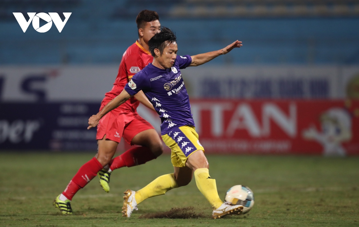 quang hai ghi sieu pham, ha noi fc len ngoi dau v-league 2020 hinh anh 10