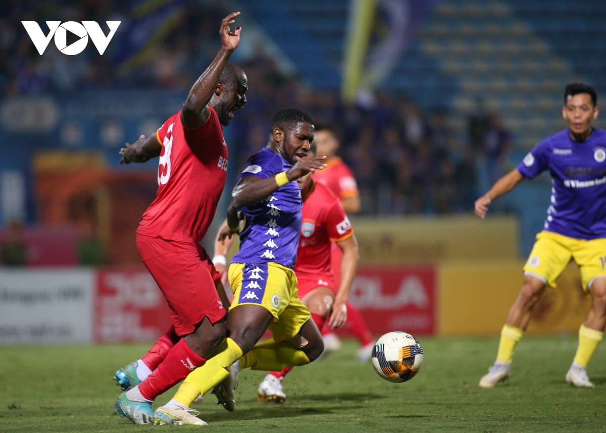 quang hai ghi sieu pham, ha noi fc len ngoi dau v-league 2020 hinh anh 14