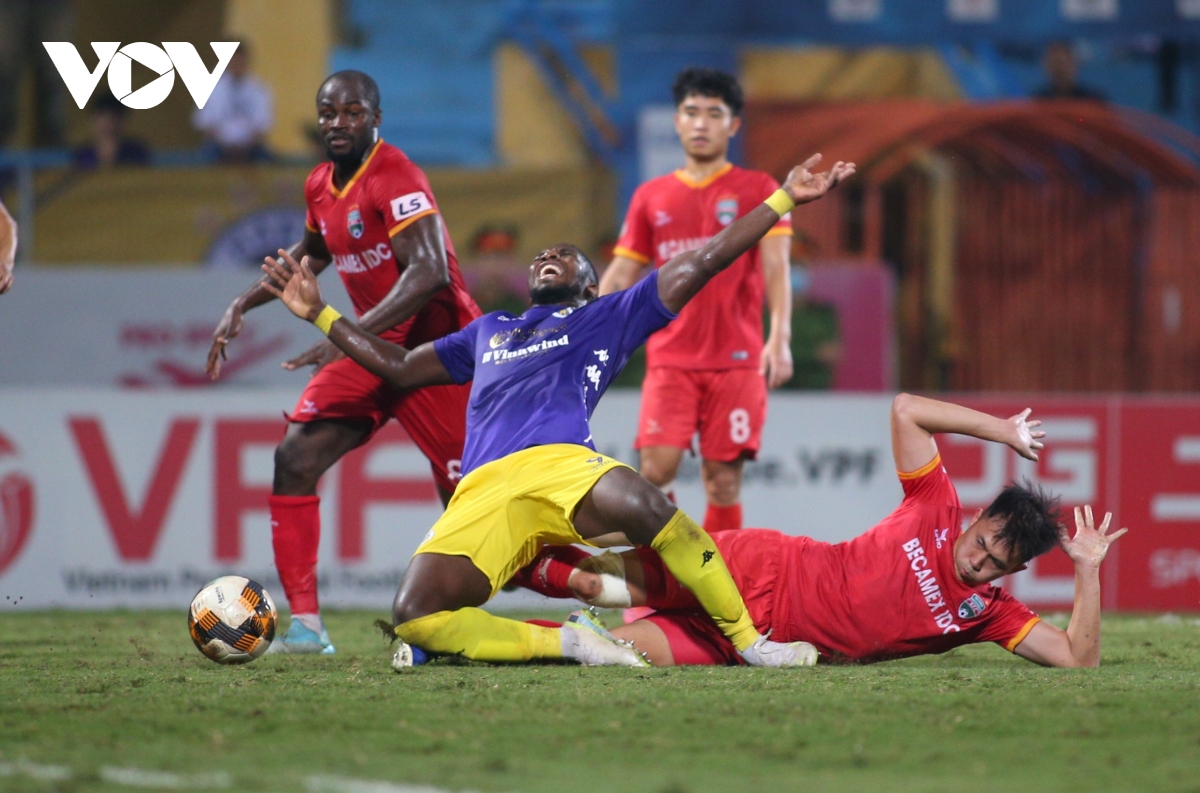 quang hai ghi sieu pham, ha noi fc len ngoi dau v-league 2020 hinh anh 15