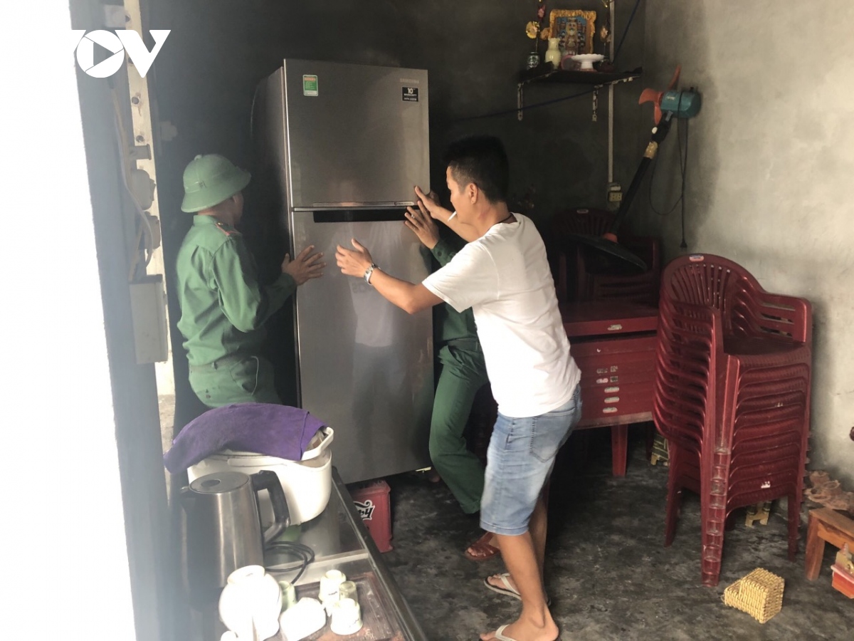 cảm động hình ảnh lính cụ hồ giúp dân sơ tán tránh bão số 9 hình ảnh 9 cam dong hinh anh linh cu ho giup dan so tan tranh bao so 9 hinh anh 9