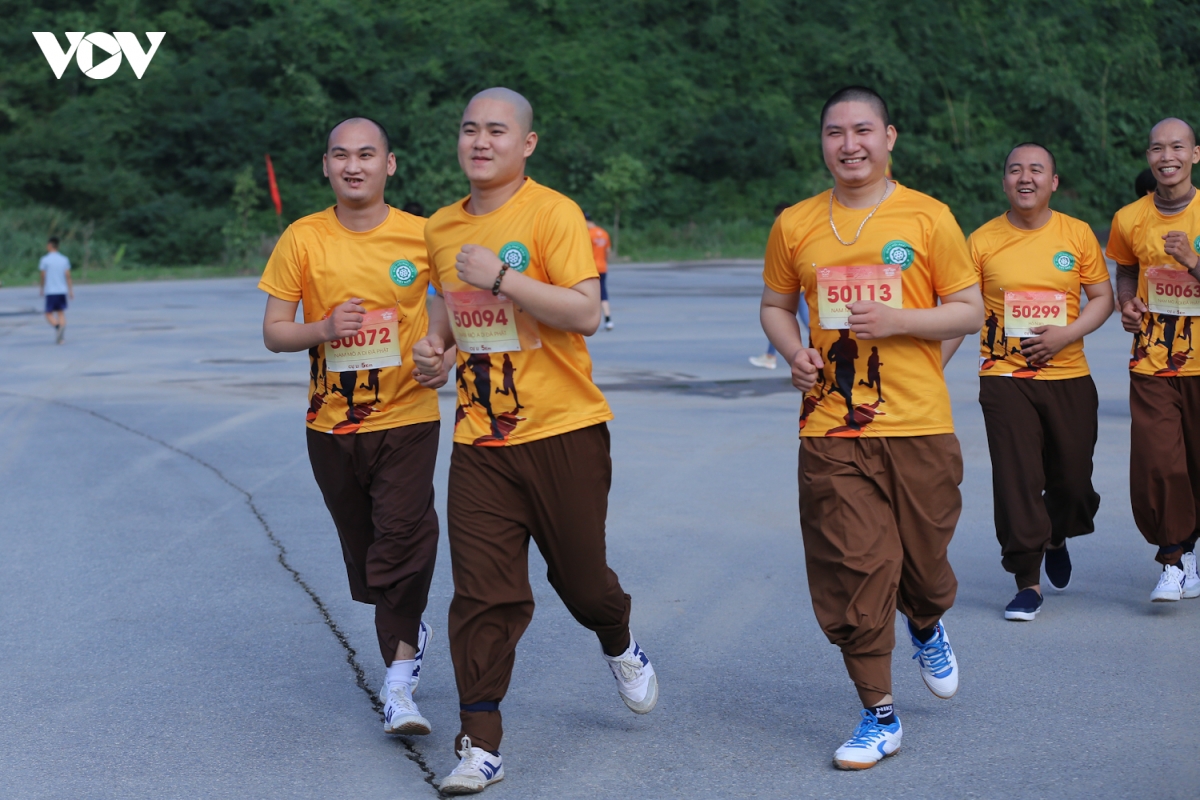 nha su va cau thu bong da hao hung tren duong chay marathon hinh anh 12