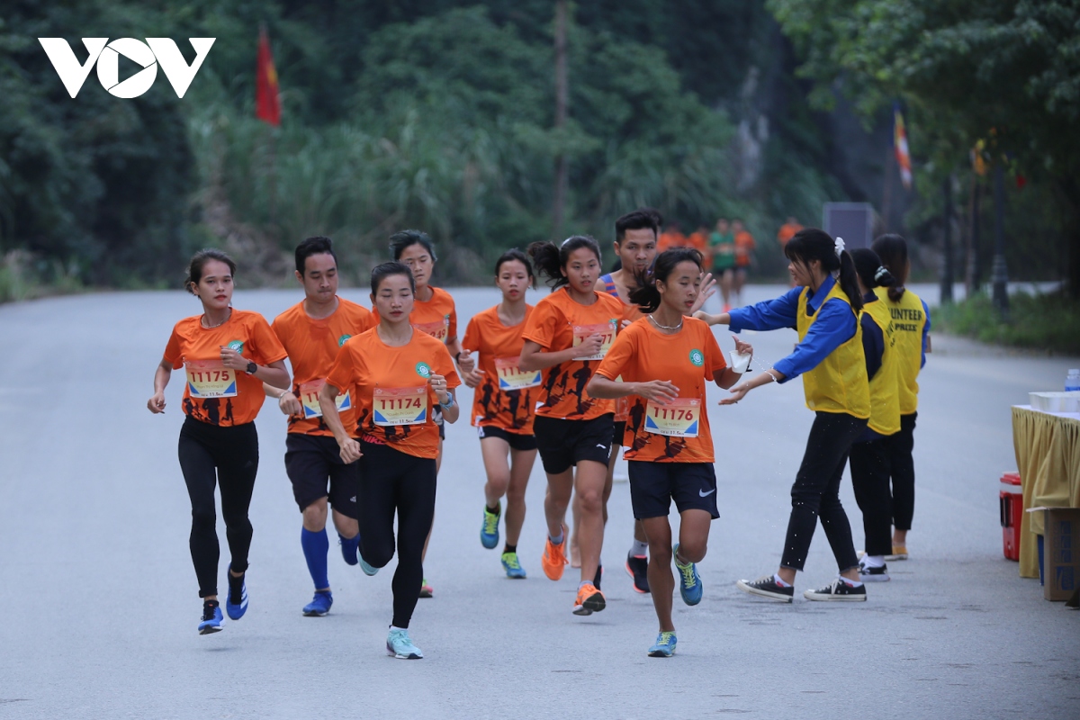 nha su va cau thu bong da hao hung tren duong chay marathon hinh anh 13