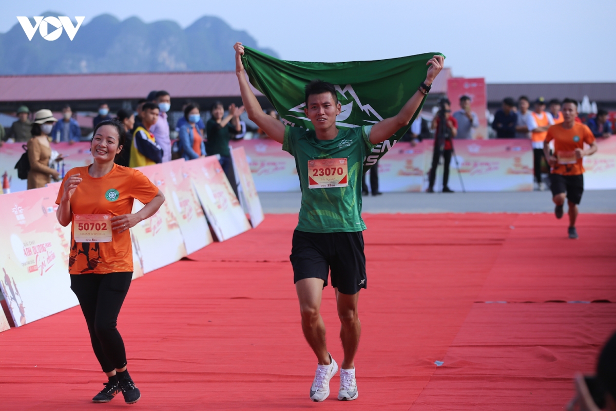 nha su va cau thu bong da hao hung tren duong chay marathon hinh anh 16