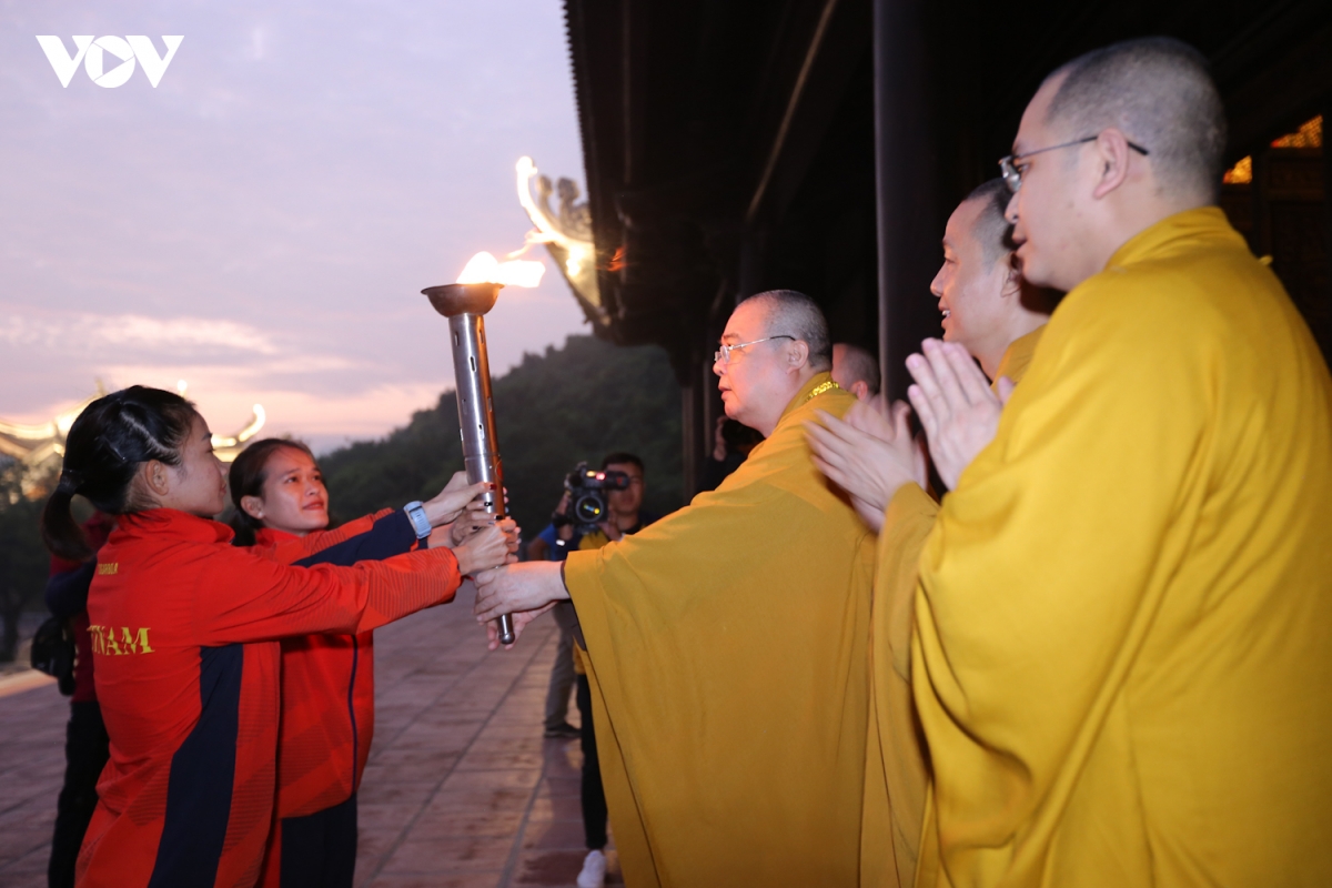 nha su va cau thu bong da hao hung tren duong chay marathon hinh anh 2