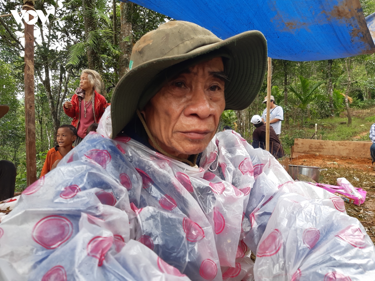 bo doi gui hang cuu tro, nhu yeu pham vao tiep te cho nguoi dan phuoc thanh hinh anh 3