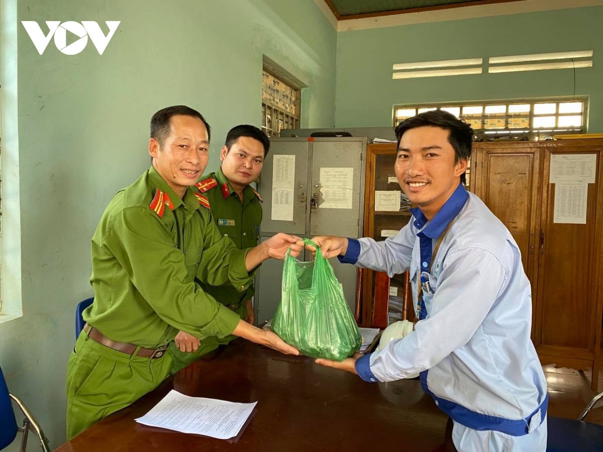 Dak lak cong an chinh quy ve xa bien gioi, day lui toi pham, te nan xa hoi hinh anh 2