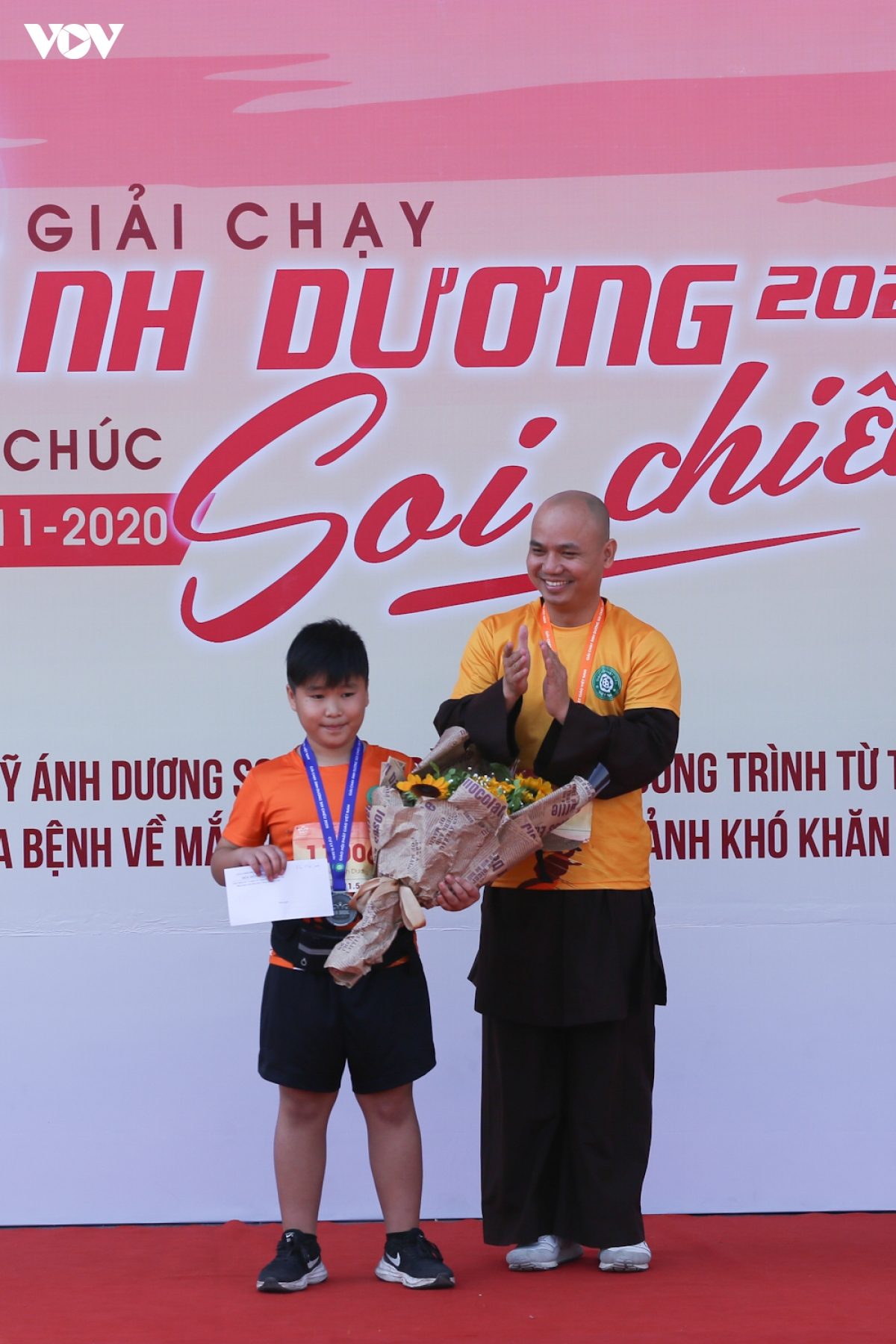 nha su va cau thu bong da hao hung tren duong chay marathon hinh anh 21