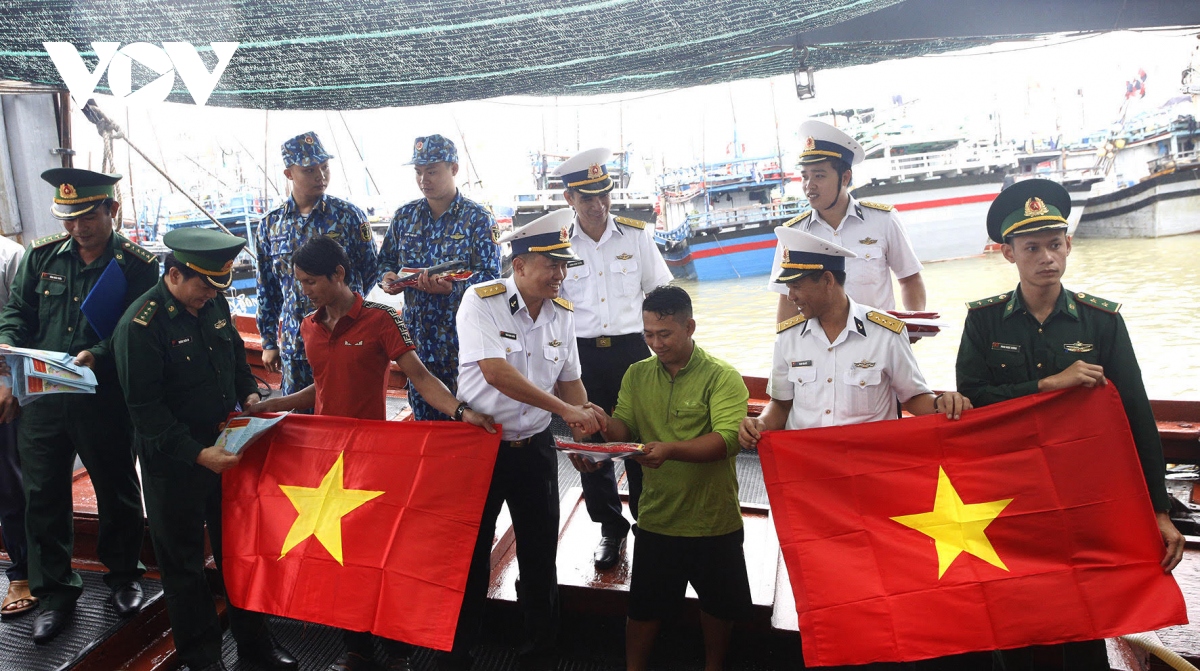 Lữ đoàn 682 đồng hành cùng ngư dân Phú Yên vươn khơi bám biển | VOV.VN