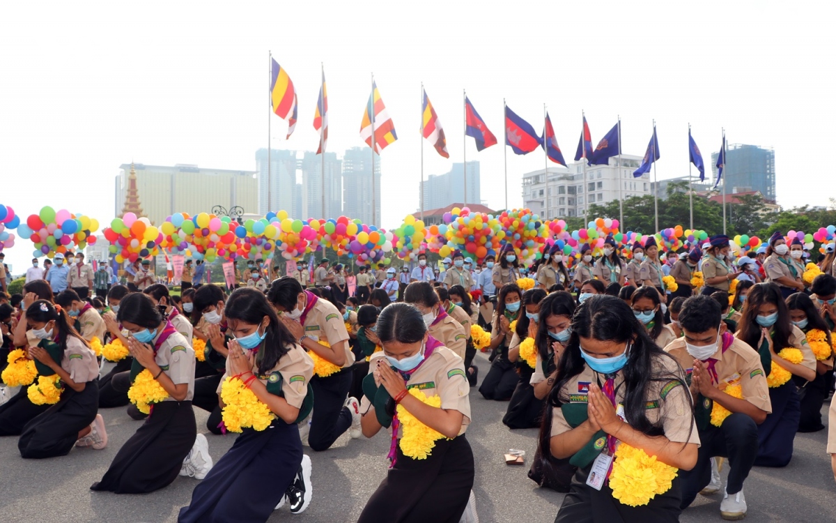 Anh nguoi dan campuchia thanh kinh chao don quoc vuong sihamoni toi le quoc khanh hinh anh 2