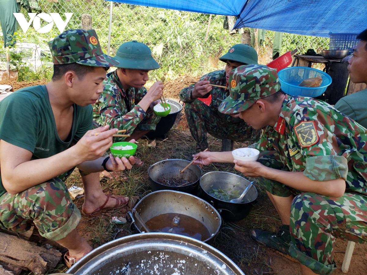 nhu o ng nha , chia luong thuc cho cac chien si lam nhiem vu tai tra leng hinh anh 4