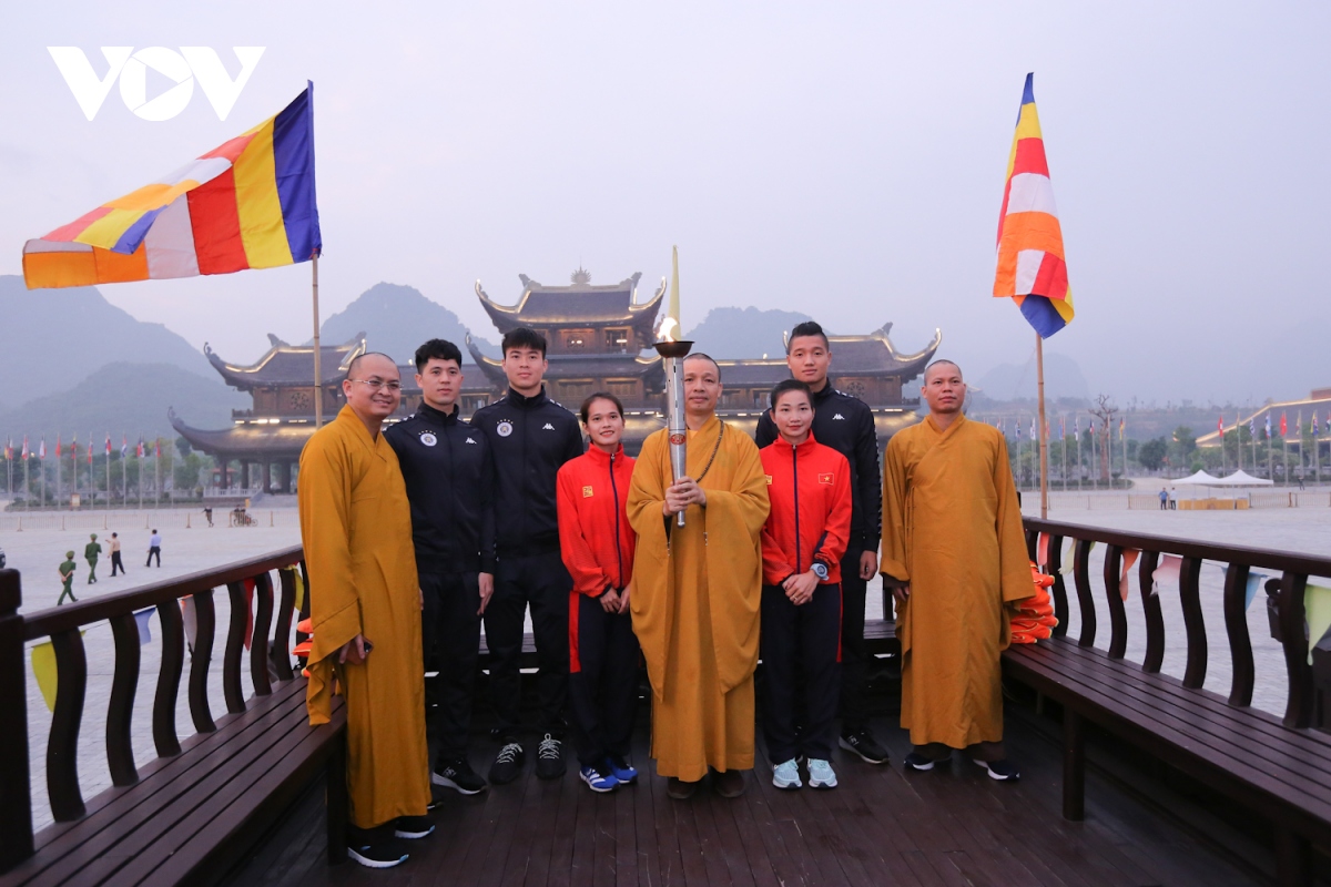 nha su va cau thu bong da hao hung tren duong chay marathon hinh anh 5