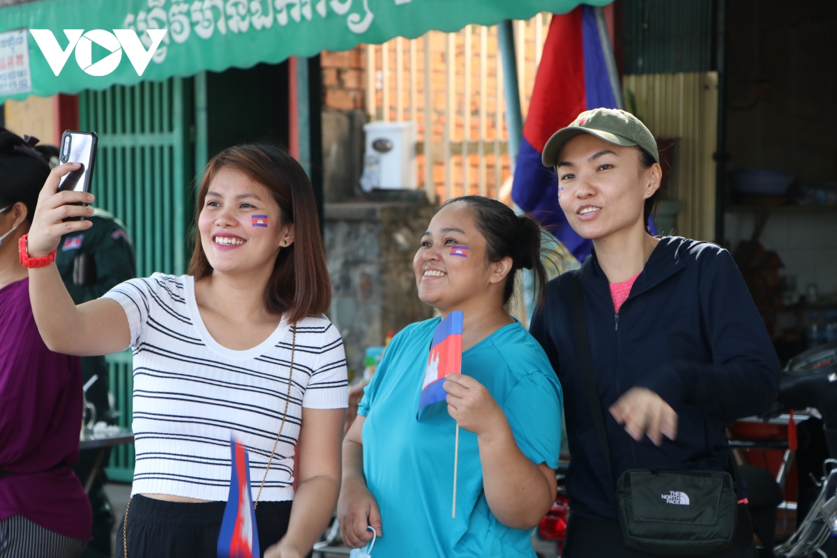Ảnh người dân campuchia thành kính chào đón quốc vương sihamoni tới lễ quốc khánh hình ảnh 8 Anh nguoi dan campuchia thanh kinh chao don quoc vuong sihamoni toi le quoc khanh hinh anh 8