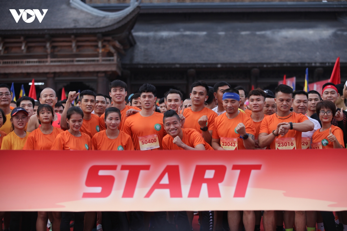nha su va cau thu bong da hao hung tren duong chay marathon hinh anh 7