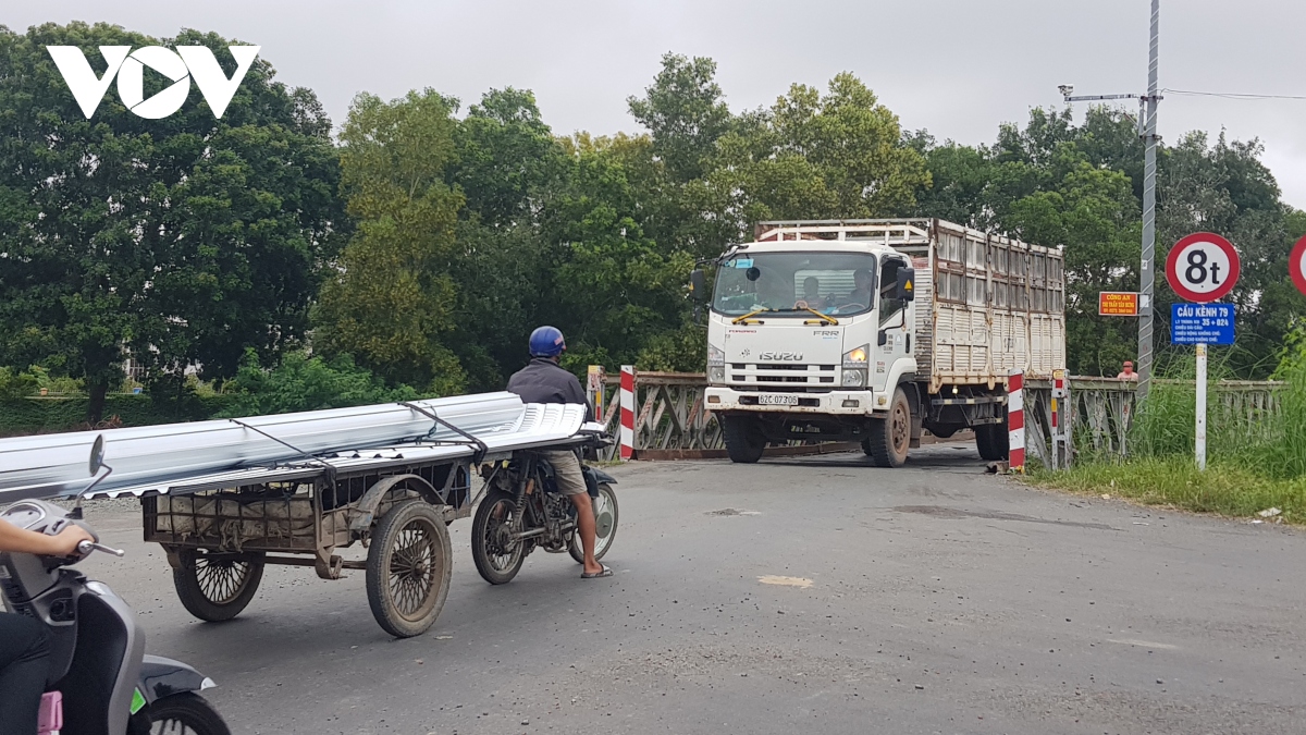 Anh hiem hoa tu cay cau sat ngay giua trung tam huyen bien gioi tan hung hinh anh 7